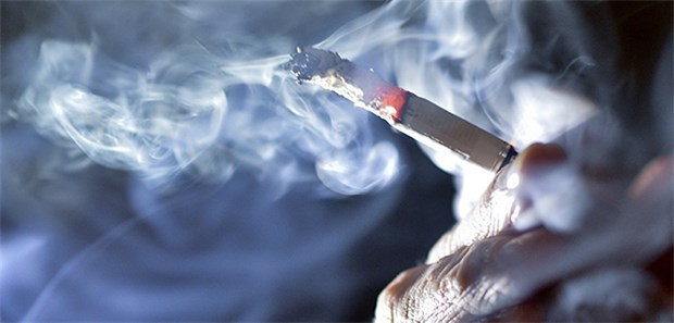 Warum es mehr Zigaretten gibt Abbrennende Zigarette: Die Tabakindustrie produziert derzeit massiv vor – weshalb der Absatz steigt.