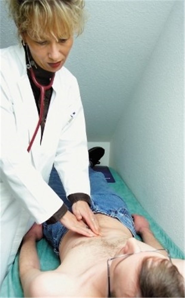 Optimierte Ernährung hilft, Komplikationen bei Leberzirrhose-Patienten zu vermeiden Abdominelle Untersuchung gehört zur Betreuung von Leber-Patienten. Wichtig ist der Ernährungszustand.