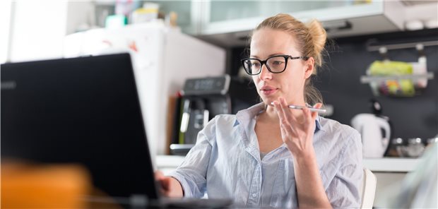 Datenschutz: Verliebte Arzthelferin muss Bußgeld zahlen Abends mit einem Patienten via Handynummer aus der Praxis-EDV noch einen privaten Chat starten? Das kann teuer werden. (Symbolbild mit Fotomodell)