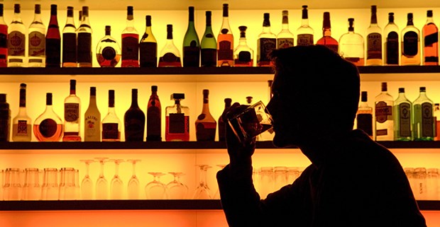 Regelmäßig ein Bierchen und das Krebsrisiko steigt Abends noch auf ein Gläschen in die Bar - und das Krebsrisiko steigt.