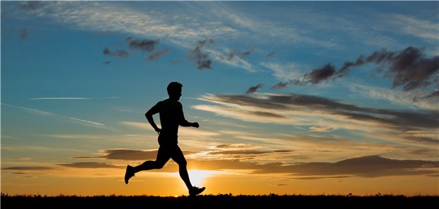 Sport am Abend, schlaflos in der Nacht? Abendsport – also Sport weniger als vier Stunden vorm Zubettgehen – beeinträchtigt einer aktuellen Metaanalyse zufolge den Schlaf nicht.