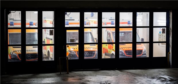 Abfahrbereite Rettungswagen in einer Wache