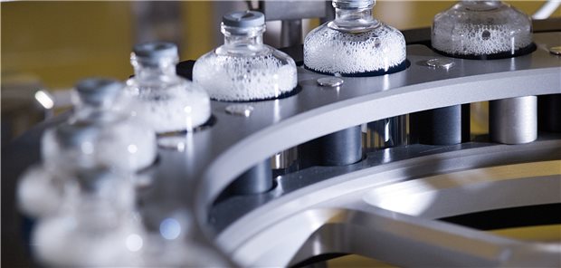 Abfüllung des Krebsmittels Erbitux® (Cetuximab). Der 2004 in der EU zugelassene anti-EGFR-Antikörper war 2021 das größte Pharma-Produkt der Merck KGaA.