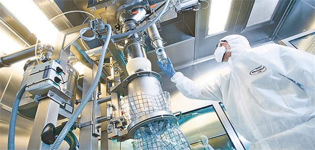 Bayer peilt weltweite Marktführerschaft an Abfüllung in der Pharma-Fertigung am Bayer-Standort Bergkamen.