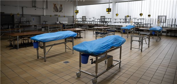 Abgedeckte Liegen mit Körperspenden stehen am Institut für Anatomie und Zellbiologie der Justus-Liebig-Universität Gießen in einem Saal.