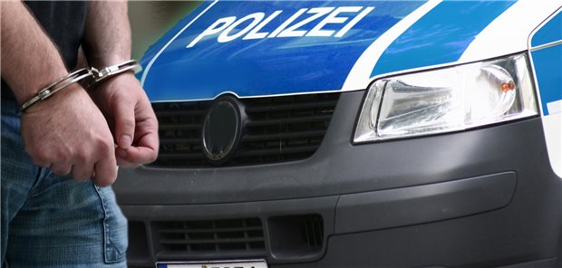 Geplante Lauterbach-Entführung: Reichsbürgerin Elisabeth R. verhaftet Abgeführt. Im Landkreis Mittelsachsen hat die Polizei jetzt ein 5. Mitglied einer rechtsradikalen Gruppe verhaftet, die in Deutschalnd bürgerkriegsähnliche Zustände herbeiführen wollte. (Symbolbild)