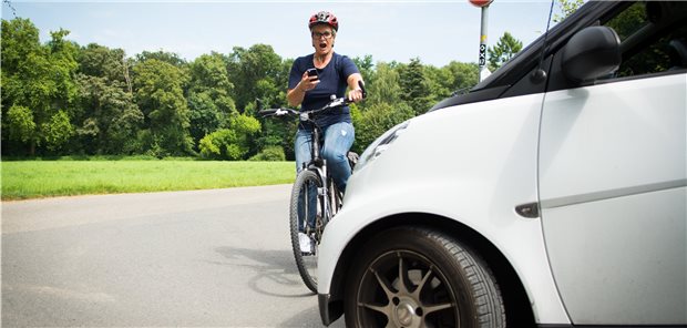Handys potenzieren Unfallrisiken von Fußgängern und Radfahrern Abgelenkt durch das Smartphone auf dem Rad? Für diesen Fall war das Verletzungsrisiko einer Studie zufolge verdreifacht.