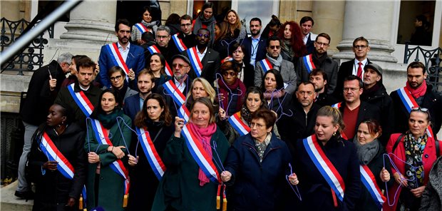 Frankreich diskutiert über Grundrecht auf Abruptio Abgeordnete der linksgerichteten Partei La France Insoumise (LFI) demonstrieren Ende November 2022 vor der französischen Nationalversammlung für die Aufnahme des Rechts auf Schwangerschaftsabbruch in die Verfassung.