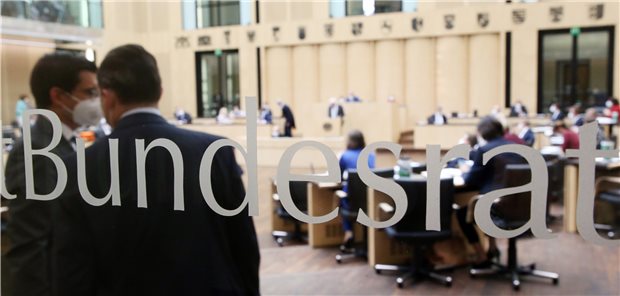 Bundesrat winkt Pflegereform durch Abgeordnete nehmen am Freitag im Bundesrat an der letzten Sitzung vor der Sommerpause teil. Über 80 Gesetze stehen auf der Tagesordnung.