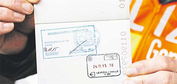 BÄK kritisiert Gesetz zur vereinfachten Abschiebung "Abgeschoben" sagt der Stempel auf diesem serbischen Pass eines abgelehnten Asylbewerbers.
