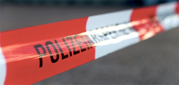Ein Absperrbald mit Polizei-Aufschrift.
