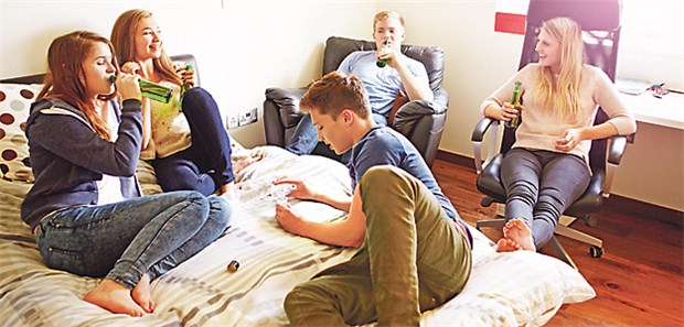 Wird Alkohol unter Jugendlichen 'out'? Abhängen und chillen: Alkohol gehört bei vielen Jugendlichen weiterhin dazu.