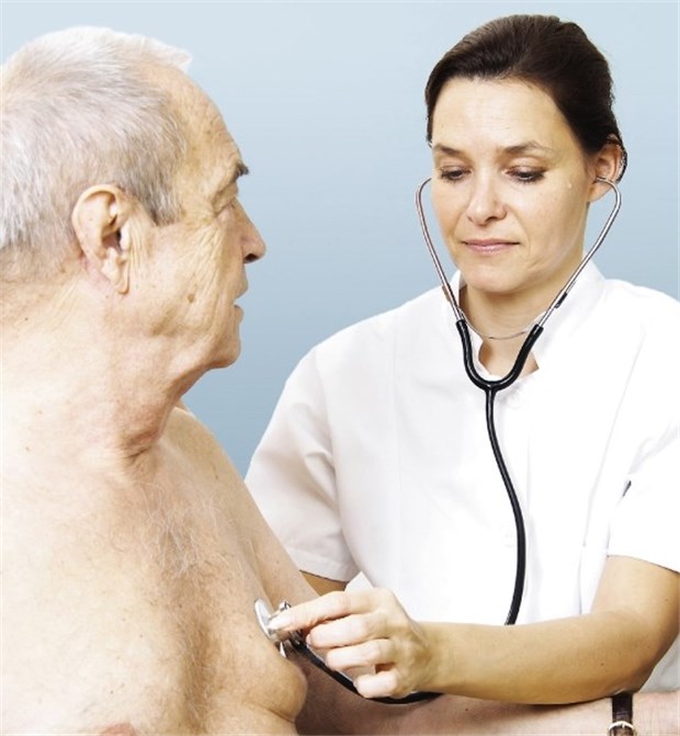 Telmisartan ist eine effektive Alternative zum Gefäßschutz Abhören des Herzens bei einem alten Mann.