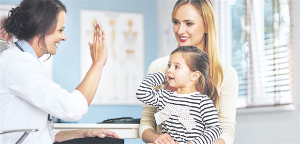 Kindermedizin in der Krise Abklatschen: die kleine Patientin freut sich. Doch die Versorgung bei den Kinderärzten verändert sich, Bürokratisierung schreitet voran.