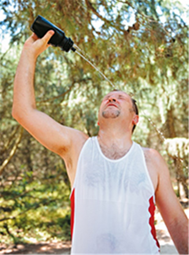 Public Viewing bei Gluthitze: viel Wasser, Sonnenschutz - kein Alkohol! Abkühlen und viel Wasser trinken beugen einem Kreislaufkollaps und anderen Gesundheitsstörungen durch große Hitze vor.