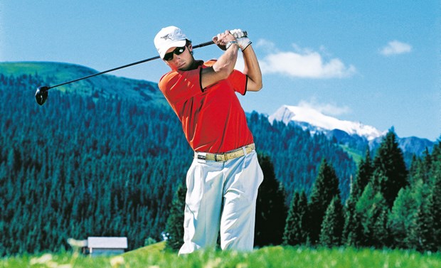 Golfen auf der Sonnenseite der Alpen Abschlag in Alta Badia - einem der höchstgelegenen Alpen-Golfplätze, mitten in den Dolomiten.