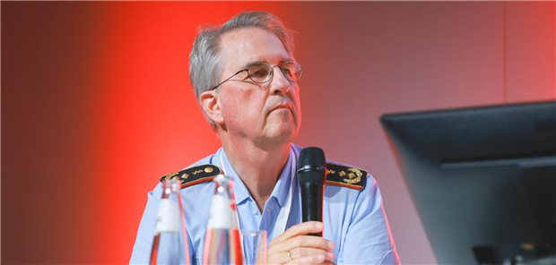 Generalstabarzt Dr. Michael Zallet auf einem Podium beim Hauptstadtkongress in Berlin.