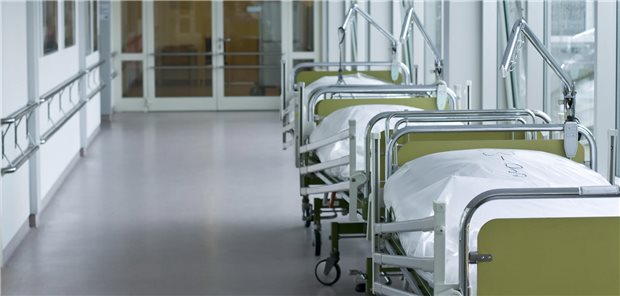 Krankenhausflur mit Betten