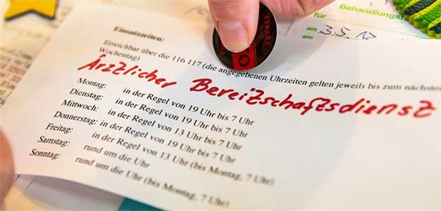 Abseits regulärer Sprechzeiten sind Patienten auf Ärzte im Bereitschaftsdienst angewiesen. Die sind je nach Region unterschiedlich organisiert.