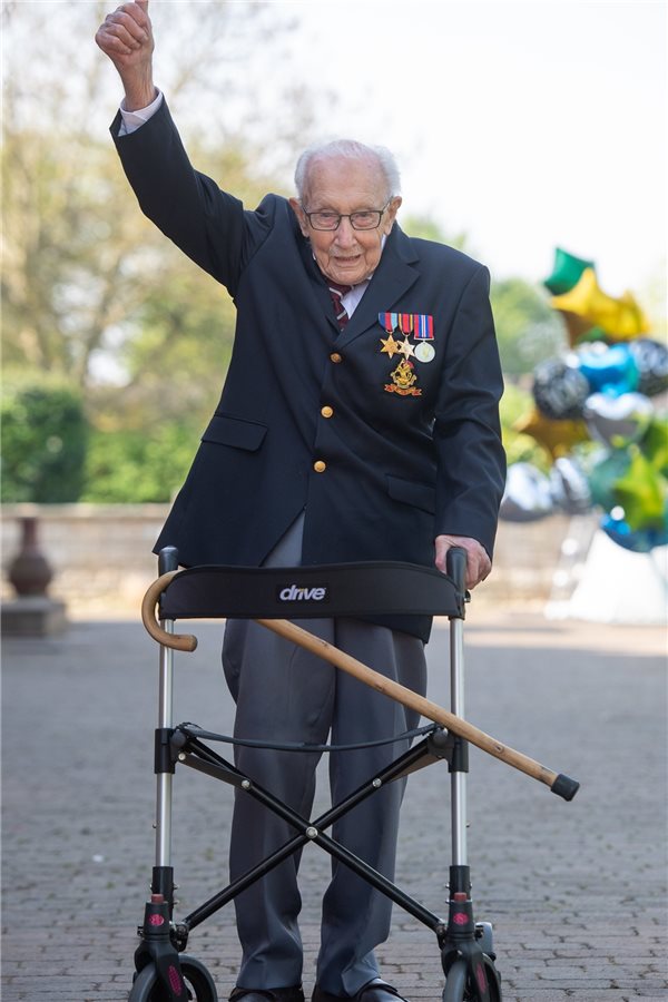 100 Jahre alt, Veteran und bald Ritter Absolvierte Runden am Rollator:Sir Tom Moore.