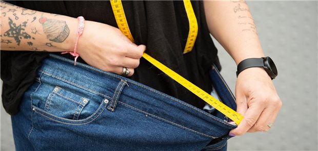 Ein Mann miss seinen Bauch.