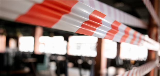 Absperrbänder prägen vielerorts das Bild zu Beginn der Corona-Pandemie: Mit Maßnahmen zum Infektionsschutz wird versucht, die weitere Ausbreitung von SARS-CoV-2 eindämmen – und das deutsche Gesundheitswesen vor einer allzu großen Infektionswelle zu bewahren. 
