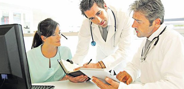 Absprache im Team: In Berufsausübungsgemeinschaften können Freiberufler sehr eng miteinander kooperieren - sie arbeiten mit einer Patientenkartei und mit einer EDV.