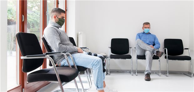 RKI-Bericht: Corona-Maßnahmen waren wirksam für Pandemie-Bekämpfung Abstand halten und Maske tragen: Auch das hat dazu beigetragen, dass SARS-CoV-2-Infizierte nur wenige oder keine Mitmenschen angesteckt haben.