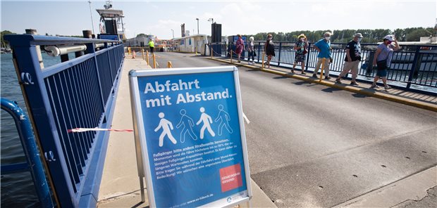Bericht belegt Erfolg von Corona-Maßnahmen in Schleswig-Holstein Abstand halten – wie hier an der Priwallfähre in Travemünde – hilft. Das zeigt auch eine aktuelle Auswertung zur Corona-Pandemie in Schleswig-Holstein.