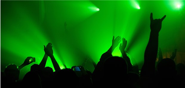Lichtshow bei Konzerten bringt Hirn aus dem Takt Abstrakte Darstellung einer Lichtshow während eines Konzerts: Die Stroboskopischen Effekte von Lichtern können wohl Anfälle auslösen.