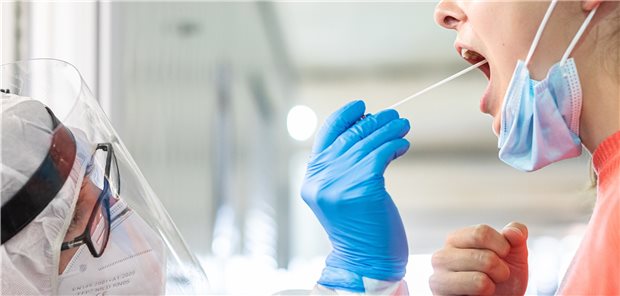Hausärzte wollen mehr Qualität bei Infektbehandlung Abstrich auf SARS-CoV-2: Etwa 500 Infektzentren haben zu den Hochzeiten der Pandemie in Deutschland gearbeitet.