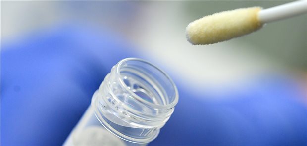 Corona-Tests für Beschäftigte in Schulen und Kitas Abstrich für den Test auf eine SARS-CoV-2-Infektion: NRW will Mitarbeitern von Kitas und Schulen eine breite Testung anbieten.