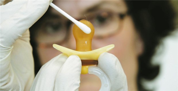 Die große Koalition macht den Weg für ein Gesetz über Gentests frei Abstrich vom Schnuller: Mit dem Gendiagnostikgesetz sollen auch heimliche Vaterschaftstests künftig verboten werden.