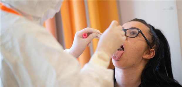 Abstrich zur Testung auf das Coronavirus: Wird in Kliniken getestet, gibt es offenbar Konfliktstoff bei der Abrechnung der Kosten.
