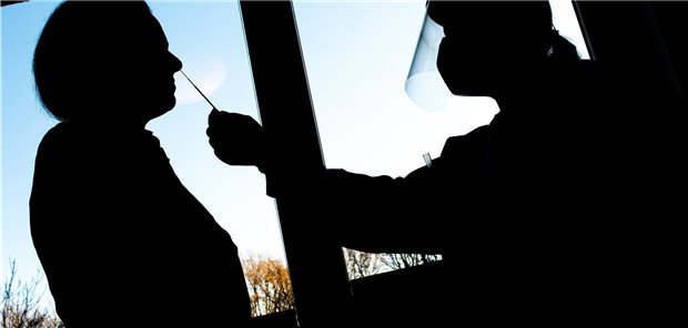 Corona-Infektionsgeschehen flaut ab – Labore mahnen weiter zur Vorsicht Abstrichentnahme für PCR-Test auf SARS-CoV-2: Gut 700.000 dieser Tests haben die Labore in der vergangenen Woche analysiert. (Archivbild)