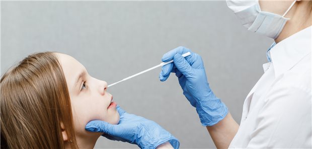 Abstrichentnahme für einen Corona-Test: Außerhalb der schulfreien Zeit war in einer US-Studie die Virusverbreitung durch Kinder deutlich höher als in schulfreien Zeiten. 