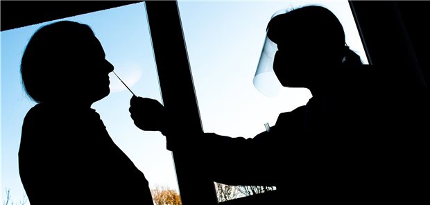 Abstrichentnahme für einen SARS-CoV-2-PCR-Test: Die KV Nordrhein sieht eine Delegation dieser Leistung an medizinisches Fachpersonal ohne ständige Anwesenheit eines Arztes kritisch.