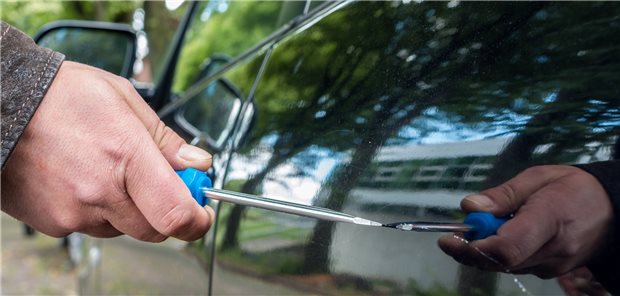 Wenn Menschen Autos wegen Corona zerkratzen Absurde Reaktion: Menschen zerkratzen Autos, um etwas gegen das Virus zu tun.