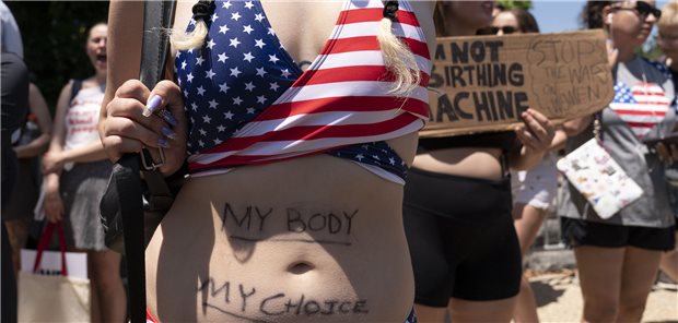 Berühmtes Abtreibungsurteil in den USA kurz vor dem 50. Jahrestag gekippt Abtreibungsrechtsaktivistinnen protestierten im Juli 2022 vor dem Obersten Gerichtshof in Washington. Der Supreme Court hatte das liberale Abtreibungsrecht in den Vereinigten Staaten im Juni gekippt.