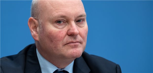 „Wirtschaftsweise“ senken Konjunkturprognose für 2021 Achim Truger, Mitglied des Sachverständigenrates zur Begutachtung der gesamtwirtschaftlichen Entwicklung, stellt bei einer Pressekonferenz das Jahresgutachten 2019/2020 vor.