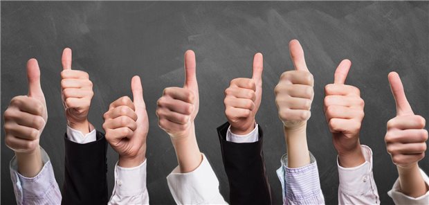 Menschen strecken ihren Daumen nach oben.
