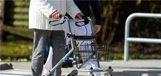 Übungsplatz für sturzfreien Rollator-Alltag Acht verschiedene Bodenbeläge können getestet werden.