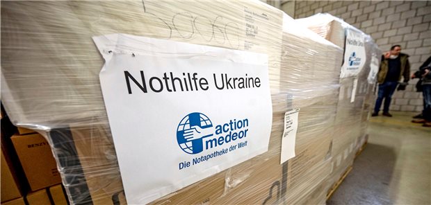 Medizingüter für Ukraines Krankenhäuser: Helfer wagen den Weg durchs Kriegsgebiet Action Medeor bereitet einen weiteren Transport in die Ukraine vor.