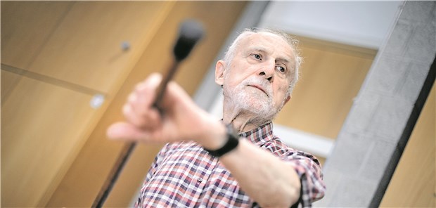 Selbstverteidigung mit Krückstock Adalbert Litters tübt „Cane-Fu“: Selbstverteidigung mit einem Krückstock.