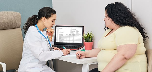 Adipöse Frau in der Kinderwunsch-Sprechstunde: Bariatrische Chirurgie ist ein wichtiger Faktor, um das Outcome für Mütter und den Nachwuchs zu verbessern, meinen beteiligte Ärzte (Symbolbild mit Fotomodellen).