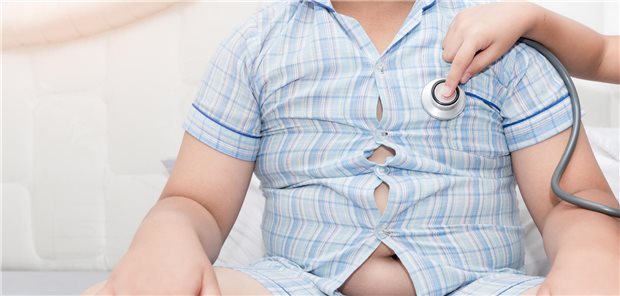 Adipöse Kinder und Jugendliche tragen für den Rest ihres Lebens eine enorme Bürde mit sich. Die Folgen zeichnen sich bereits im Kindesalter ab und erstrecken sich bis ins Erwachsenenalter.