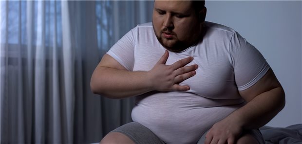 Adipositas-Kranker mit Atemnot: Das Symptom kann nicht nur Zeichen von Adipositas sein, sondern auch auf eine Herzinsuffizienz hindeuten, warnen Kardiologen (Symbolbild mit Fotomodell).