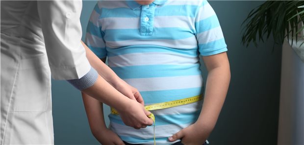 Adipositas bei Kindern wächst sich – wie viele Eltern fälschlich meinen – in der Regel nicht aus.