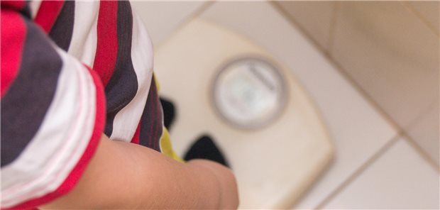 Adipositas zum Zeitpunkt einer Krebsdiagnose verschlechtert wohl die Prognose betroffener Kinder, legt eine kanadische Studie nahe. Es bestehe deshalb eine dringende Notwendigkeit, die Epidemie der kindlichen Adipositas zu reduzieren, sagen die Forschenden.