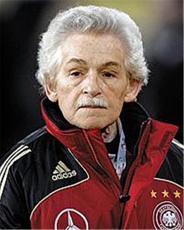 Zeigt her eure Füße! Adolf Katzenmeier war von 1963 bis 2008 Physiotherapeut beim DFB. Seit 1974 war er für die A-Nationalmannschaft zuständig. Er hat an sieben Welt- und vielen Europameisterschaften teilgenommen.